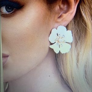 Enamel flower motif earrings